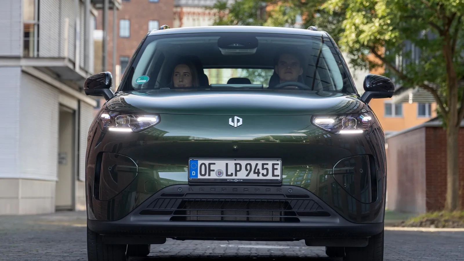 Der Leapmotor B03X ist in einer besonders engen Gasse unterwegs.
